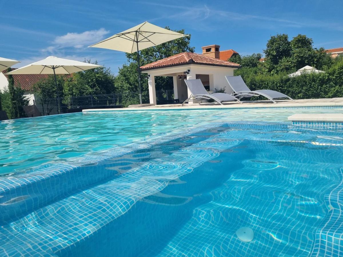 Villa Lukas ซูโกชัน ภายนอก รูปภาพ